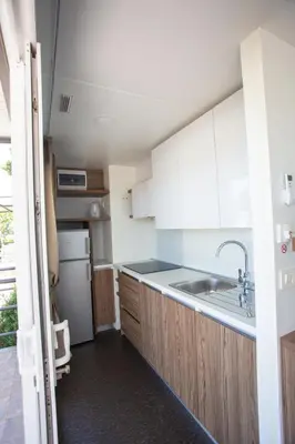 Kuhinja ili čajna kuhinja u objektu Poseidon Mobile Home Resort