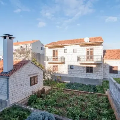 Apartments with parking space Supetar