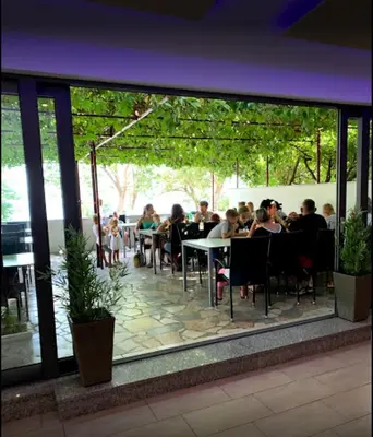 Restoran ili neka druga zalogajnica u objektu Beach Apartment Val