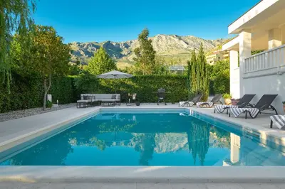 Pogled na planine ili pogled na planine iz vila