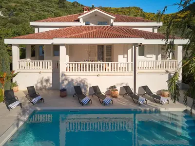 Bazen u objektu Holiday Home Plasa ili u blizini