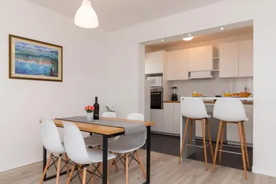 Kuhinja ili čajna kuhinja u objektu Two Flowers Luxury Apartment