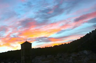 Pogled na izlazak ili zalazak sunca iz apartmana