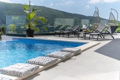 Bazen u objektu Villa Top Hill, heated infinity pool, Jacuzzi, Sauna, 5 en-suite bedrooms, a Media room ili u blizini