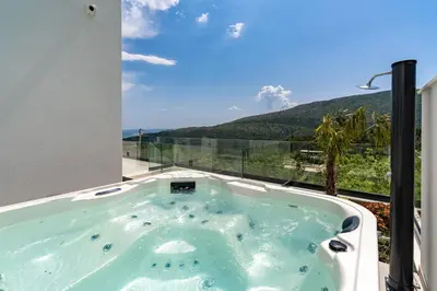 Pogled na planine ili pogled na planine iz vila
