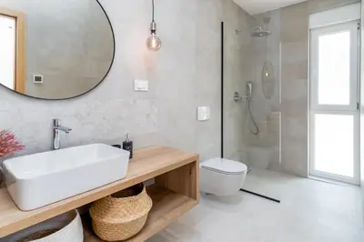 Kupaonica u objektu Villa Top Hill, heated infinity pool, Jacuzzi, Sauna, 5 en-suite bedrooms, a Media room