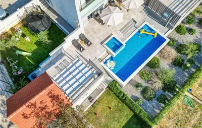Bazen u objektu Gorgeous Home In Srinjine ili u blizini