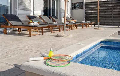Bazen u objektu Gorgeous Home In Srinjine ili u blizini