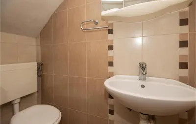 Kupaonica u objektu 2 Bedroom Gorgeous Home In Baska Voda