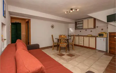 Kuhinja ili čajna kuhinja u objektu 2 Bedroom Gorgeous Home In Baska Voda