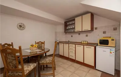 Kuhinja ili čajna kuhinja u objektu 2 Bedroom Gorgeous Home In Baska Voda