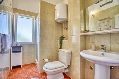 Kupaonica u objektu Villa SAN with heated pool, traditional surroundings, 3-bedrooms