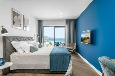 Krevet ili kreveti u jedinici u objektu Seaview villa Mila with 4 en-suite bedrooms, private pool, Finnish sauna, Treadmill, sandy beach 250m