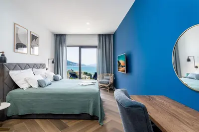 Krevet ili kreveti u jedinici u objektu Seaview villa Mila with 4 en-suite bedrooms, private pool, Finnish sauna, Treadmill, sandy beach 250m