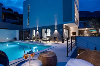 Bazen u objektu Seaview villa Mila with 4 en-suite bedrooms, private pool, Finnish sauna, Treadmill, sandy beach 250m ili u blizini