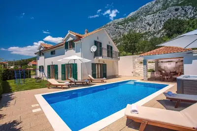 Bazen u objektu Villa Calma with heated pool,jacuzzi, Finnish sauna and 4 bedrooms ili u blizini