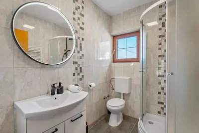 Kupaonica u objektu Villa Calma with heated pool,jacuzzi, Finnish sauna and 4 bedrooms