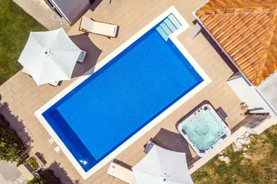 Bazen u objektu Villa Calma with heated pool,jacuzzi, Finnish sauna and 4 bedrooms ili u blizini