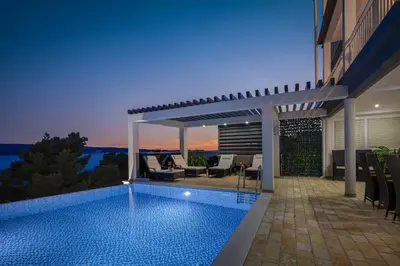 Bazen u objektu Luxury Seafront Villa with Heated Pool, Jacuzzi, Sea View, 150 m from Beach ili u blizini