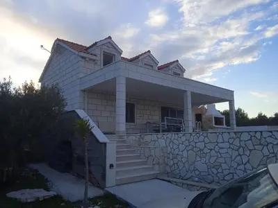 Zgrada u kojoj se nalazi vikendica