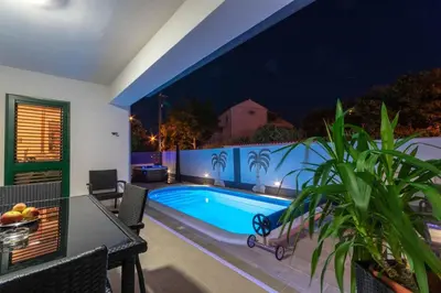 Bazen u objektu Apartment in Supetar with sea view, balcony, air conditioning, W-LAN 3553-3 ili u blizini