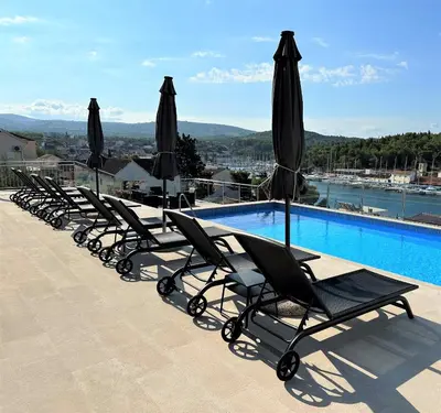 Bazen u objektu Villa Lovisa - 4 star villa with pool and amazing sea view ili u blizini
