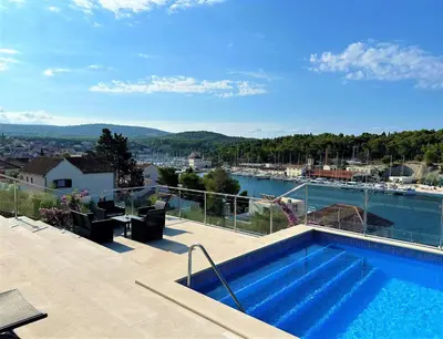 Bazen u objektu Villa Lovisa - 4 star villa with pool and amazing sea view ili u blizini