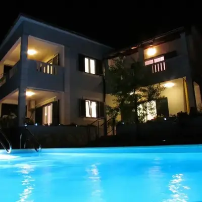 4 Bed Villa Sleeps 9 - Pool Pets Garden Parking