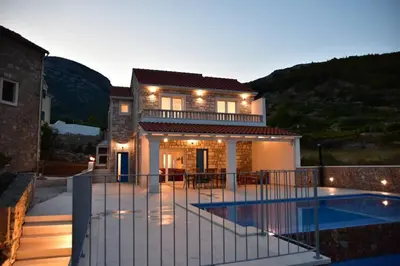 Bazen u objektu Villa Katarina - infinity pool with amazing view ili u blizini