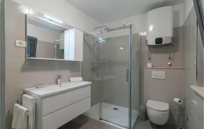 Kupaonica u objektu Gorgeous Apartment In Selca With House Sea View