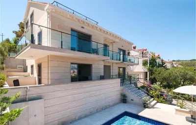 Bazen u objektu Beach Front Apartment In Selca ili u blizini