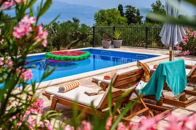 Bazen u objektu Island Getaway - Heritage House ili u blizini