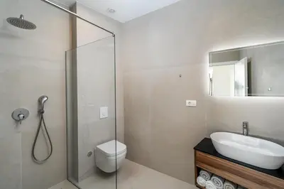 Kupaonica u objektu Seaview Villa BLUE LAGOON with private pool, jacuzzi, media room, 6 bedrooms, beach 70m