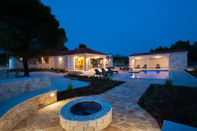 Bazen u objektu Luxury Villa Nature with heated private pool, sauna & fire pit, a short walk to the beach ili u blizini