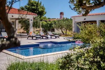 Bazen u objektu Luxury Villa Nature with heated private pool, sauna & fire pit, a short walk to the beach ili u blizini