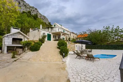 Bazen u objektu New Villa OLE, stone house, sea view, jacuzzi ili u blizini