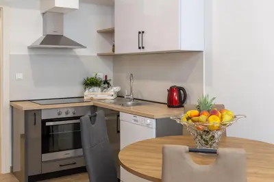 Kuhinja ili čajna kuhinja u objektu Direct Beach Apartments
