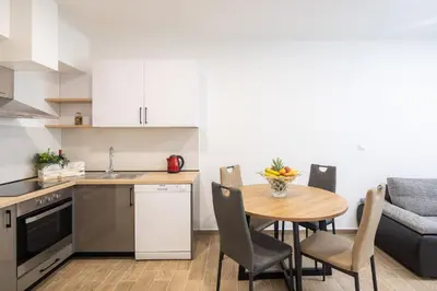 Kuhinja ili čajna kuhinja u objektu Direct Beach Apartments