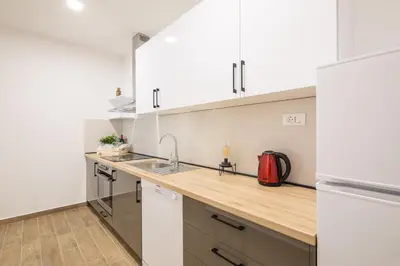 Kuhinja ili čajna kuhinja u objektu Direct Beach Apartments