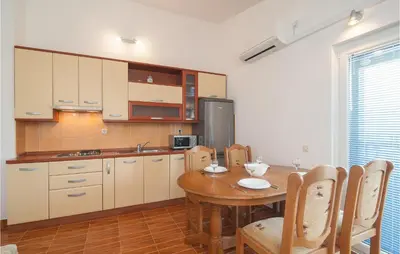 Kuhinja ili čajna kuhinja u objektu 1 Bedroom Gorgeous Apartment In Supetar-Splitska
