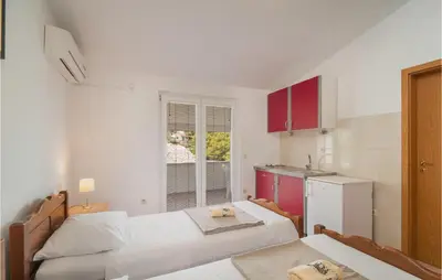 Kuhinja ili čajna kuhinja u objektu 2 Bedroom Cozy Apartment In Supetar-Splitska