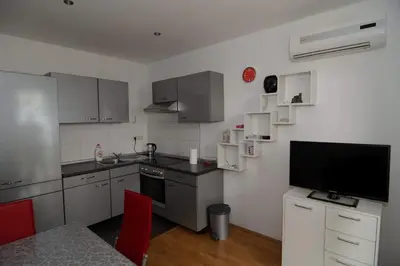 Kuhinja ili čajna kuhinja u objektu Family apartment and terrace with a sea view