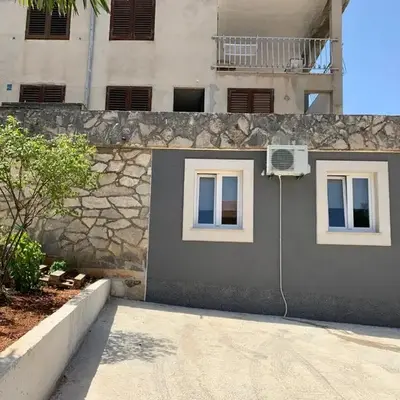 Apartments with parking space Supetar