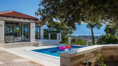 Bazen u objektu VILLA DIAMOND- beautiful seaview, bar, pool & gym ili u blizini
