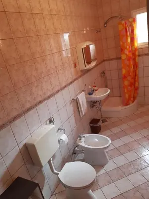 Kupaonica u objektu Apartmani Huljić