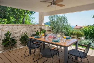 Pića u objektu Villa Falcon House, 3-bedroom villa with heated 36 sqm pool, Jacuzzi, Finnish sauna