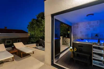 Popločani dio dvorišta ili vanjski dio objekta Villa Falcon House, 3-bedroom villa with heated 36 sqm pool, Jacuzzi, Finnish sauna