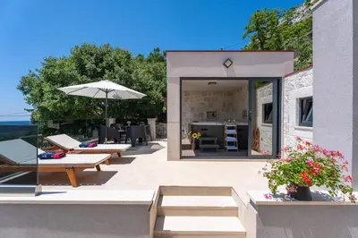 Balkon ili terasa u objektu Villa Falcon House, 3-bedroom villa with heated 36 sqm pool, Jacuzzi, Finnish sauna