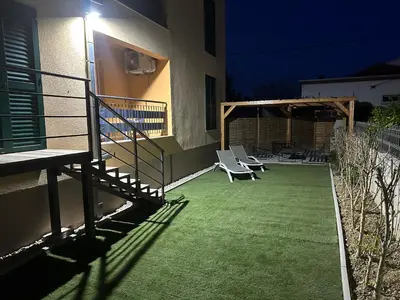 Popločani dio dvorišta ili vanjski dio objekta Harmony apartment Podstrana Split