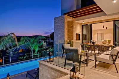 Bazen u objektu Luxury Villa Raquel Šolta with pool & gym steps from the sea ili u blizini
